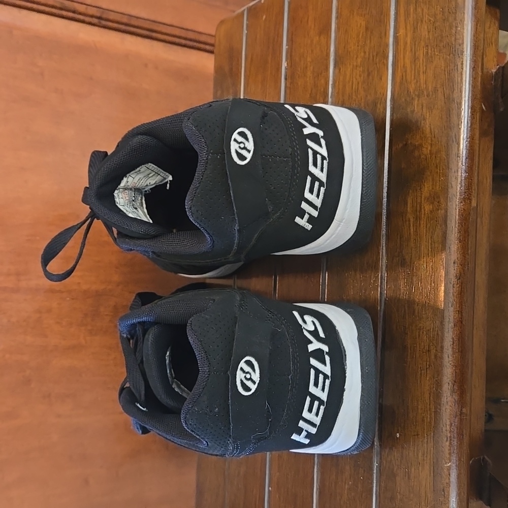 Heelys size 7 black and white excellent condition